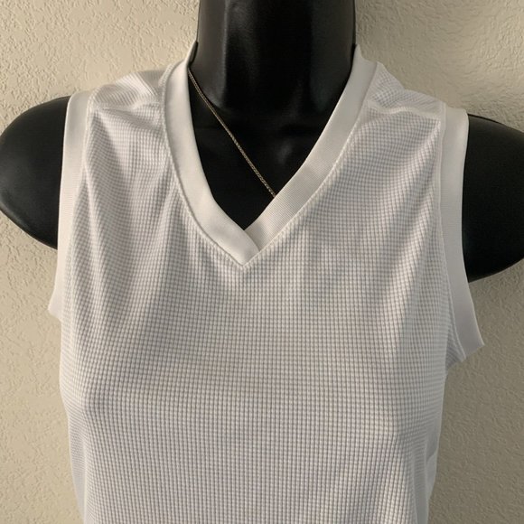 Road Runner Sports Sleeveless White Textured V-Neck Tee size xs running … - Picture 7 of 9